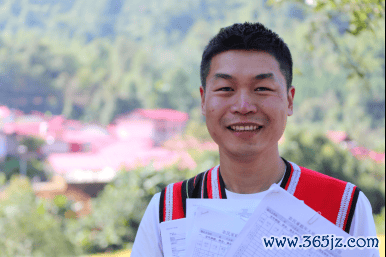 图：刘圣伟为村民送保单