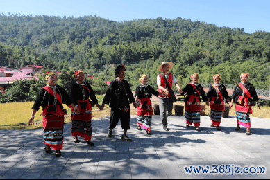 图：刘圣伟（右4）与当地村民共唱幸福歌